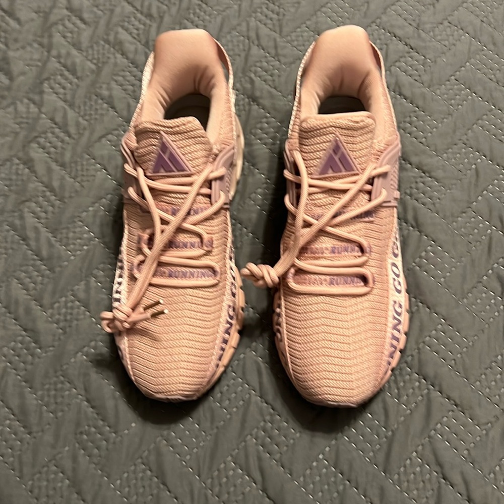 NWOT Mishansha running shoes. 38